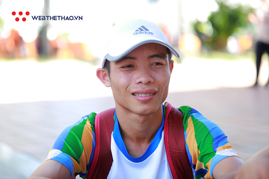 Lê Tấn Hi lần đầu vô địch Đà Nẵng International Marathon với đôi giày thủng ngón